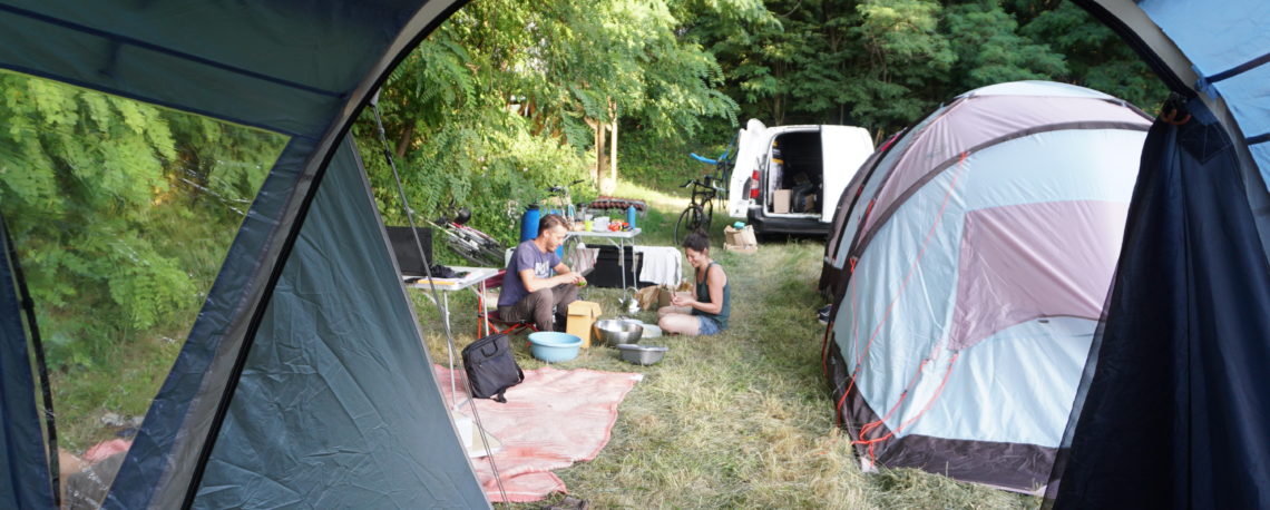 La tente est ouverte sur le campement