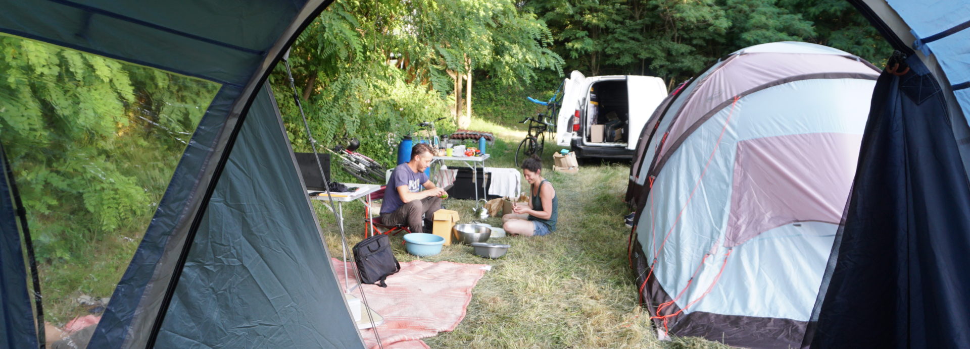 La tente est ouverte sur le campement